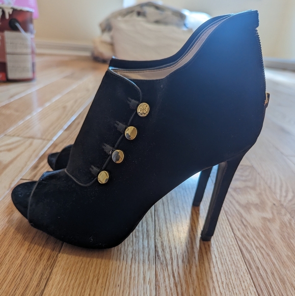 Guess 4 inch black and gold heels - Picture 5 of 7